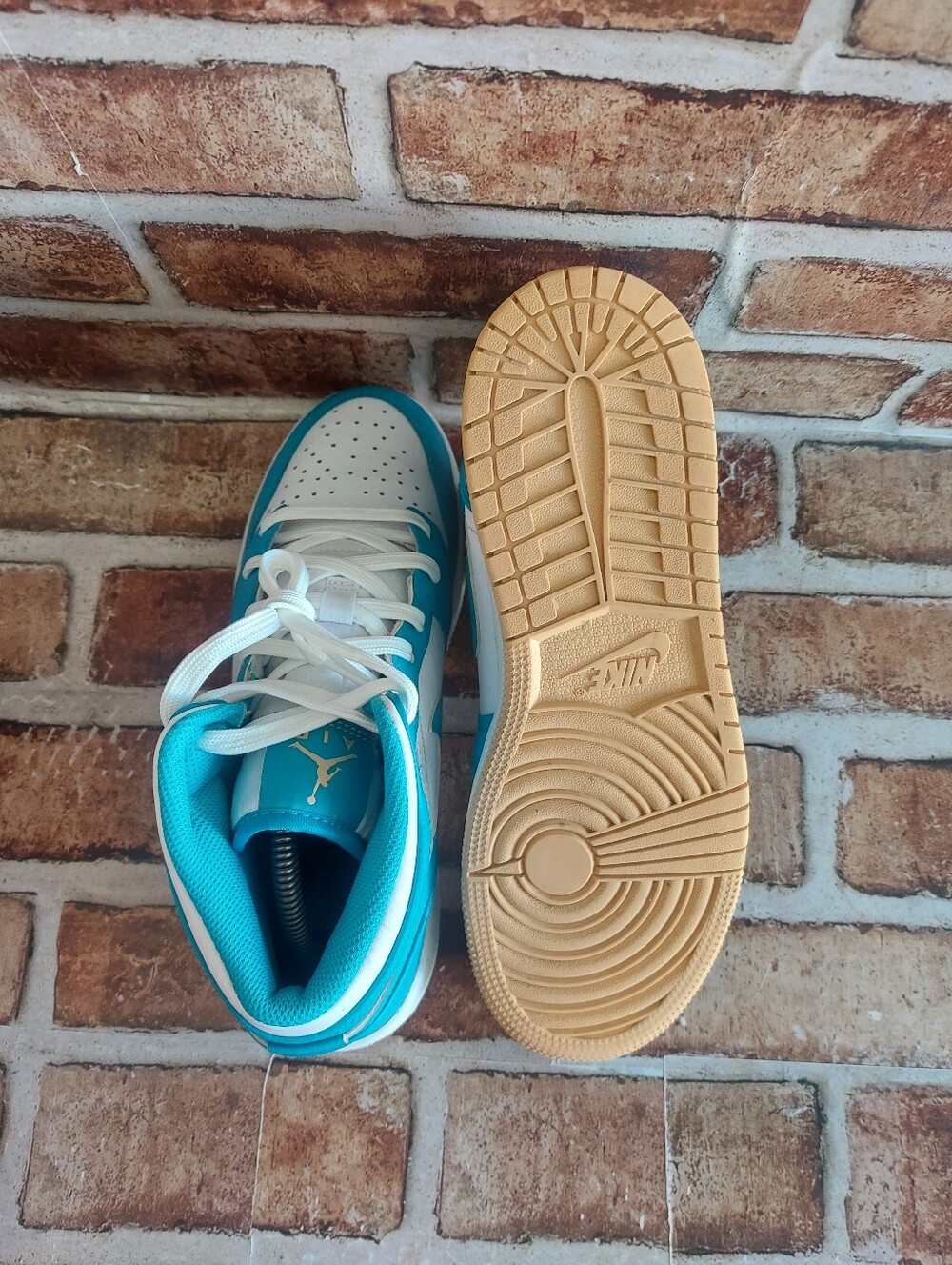 Pre-owned 2023 Jordan 1 Mid - Picture 7 of 10